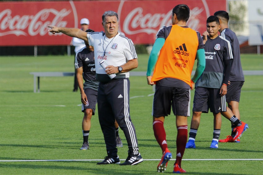 Tata explica algunos conceptos a sus jugadores 