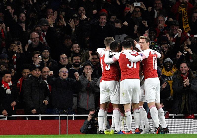 Jugadores de Arsenal festejan anotación contra Rennes