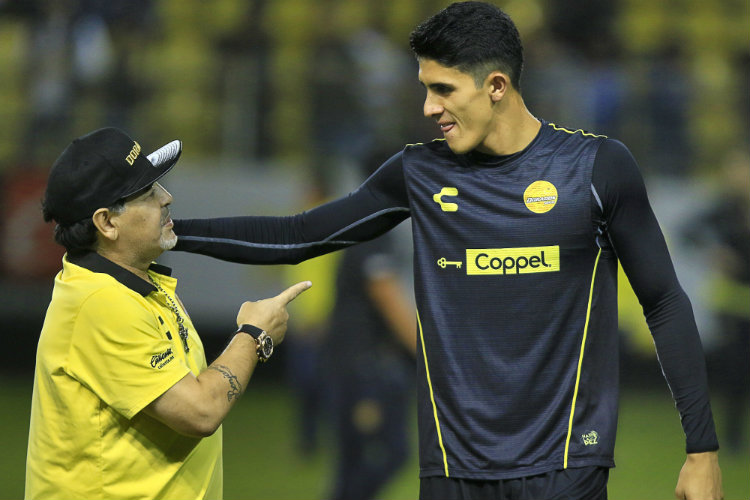Maradona aconseja a Barbosa durante un juego con Dorados