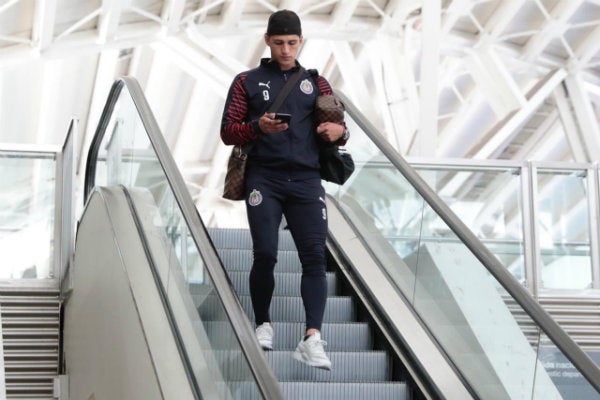 Alan Pulido en el aeropuerto