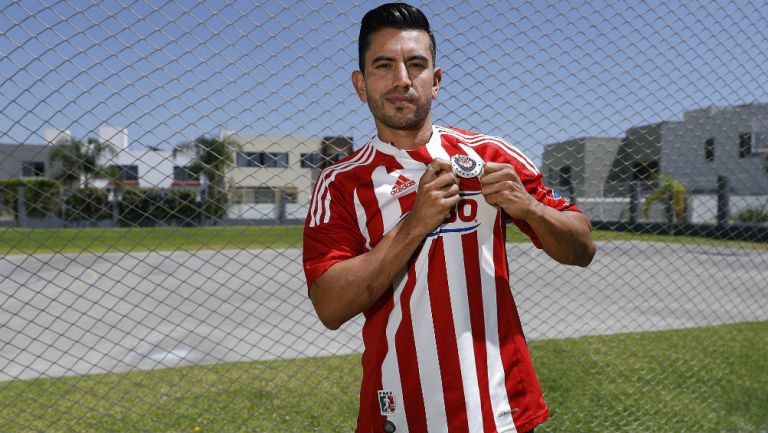 Alberto Medina posa para RÉCORD con el jersey de Chivas