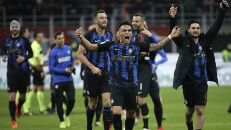 Jugadores del Inter festejan su triunfo frente al Milan