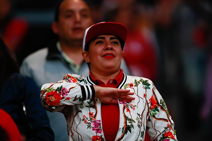 Una aficionada canta el Himno Nacional