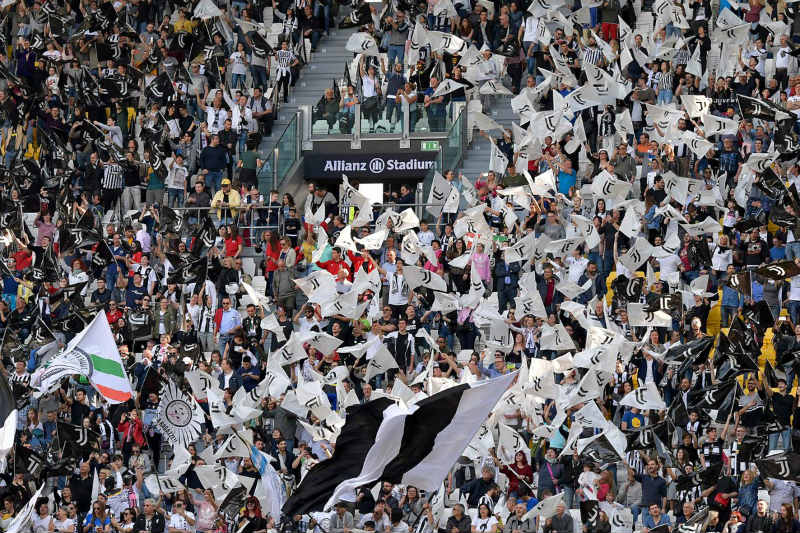 Afición apoya al equipo femenil de la Juventus en el Allianz Stadium