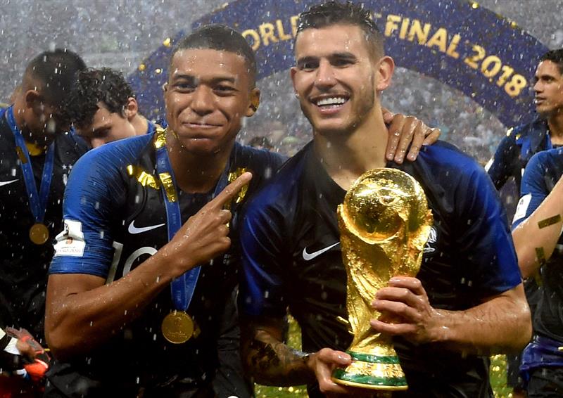 Mbappé y Lucas Hernández posan con la Copa del Mundo