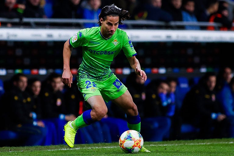 Lainez conduce el balón en un juego del Betis