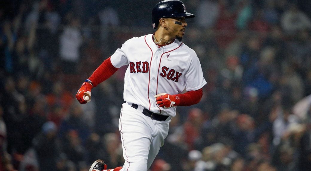 Mookie Betts, durante un juego con los Medias Rojas de Boston