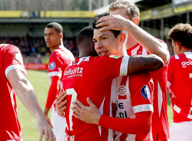 Jugadores del PSV celebran anotación de Chucky Lonzano