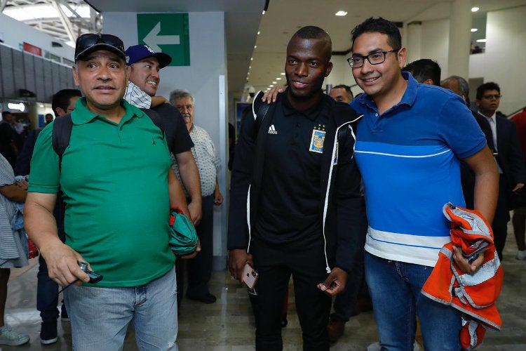 Enner Valencia atiende a los aficionados de Tigres