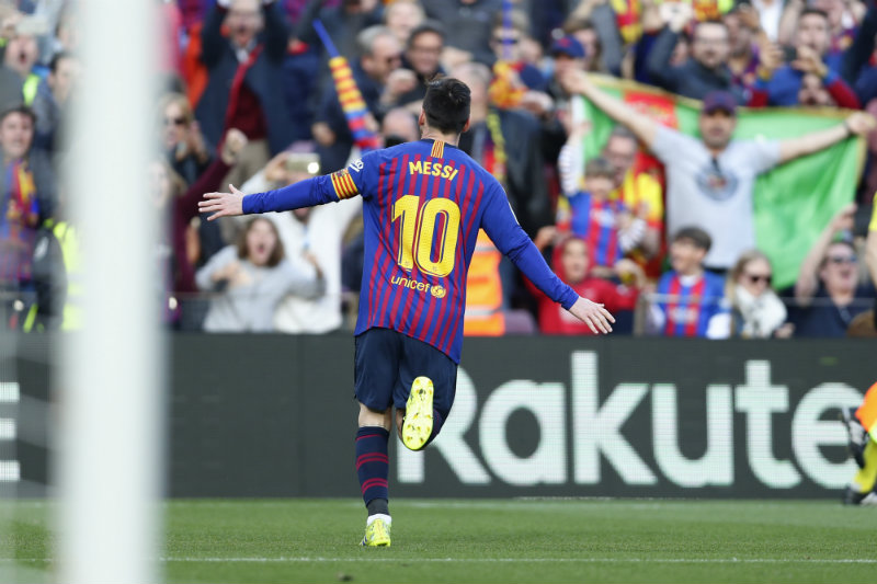 Messi festeja uno de sus goles en el Derbi Catalán