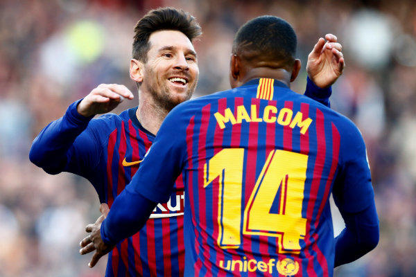Messi celebra una anotación con Malcom 