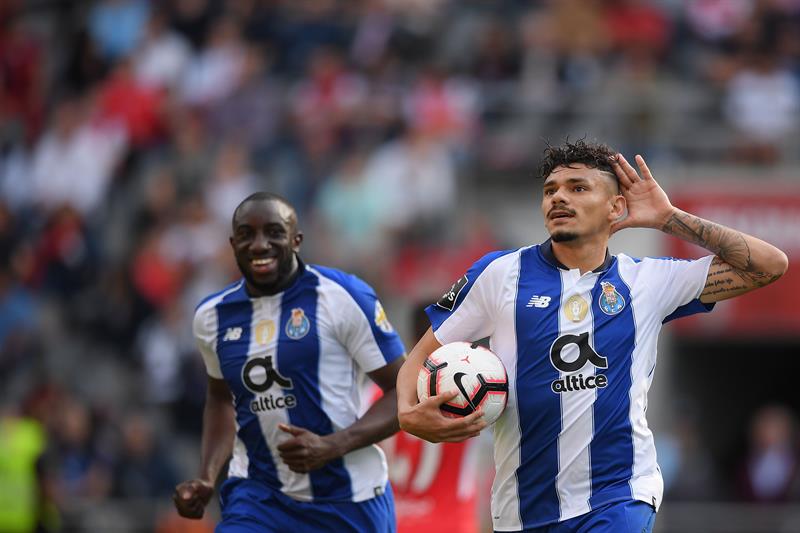 Soares festeja un gol con el Porto