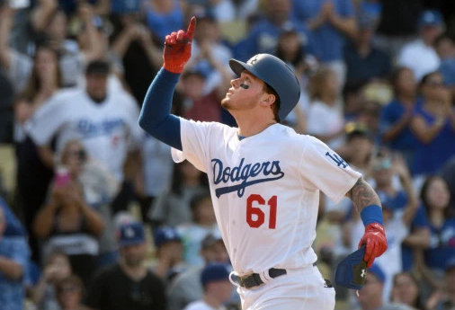 Alex Verdugo festeja una anotación con los Dodgers