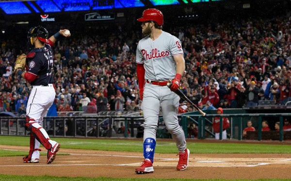 Bryce Harper durante un partido de los Phillies