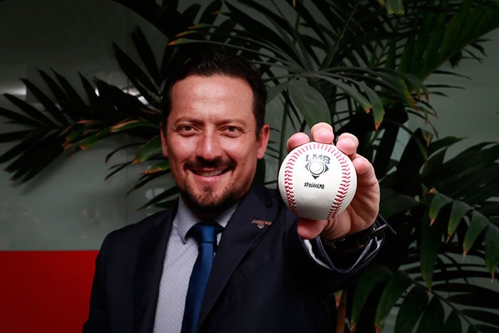 El directivo muestra la pelota a la cámara