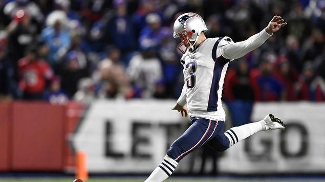 Stephen Gostkowski patea un gol de campo