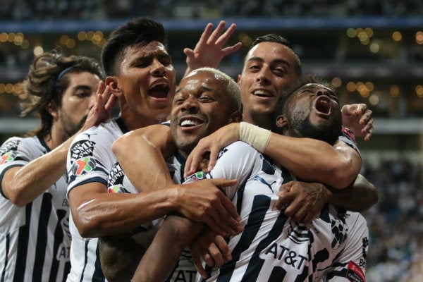 Monterrey festeja un gol ante Sporting