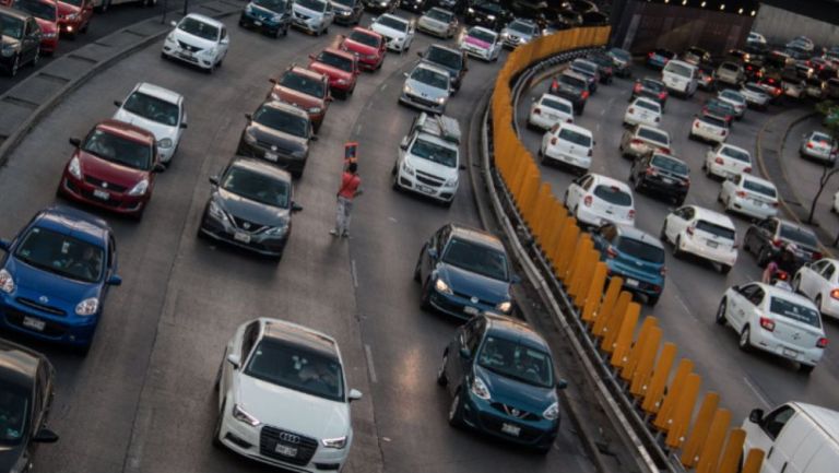 Autos esperan avanzar en el tráfico de la CDMX 