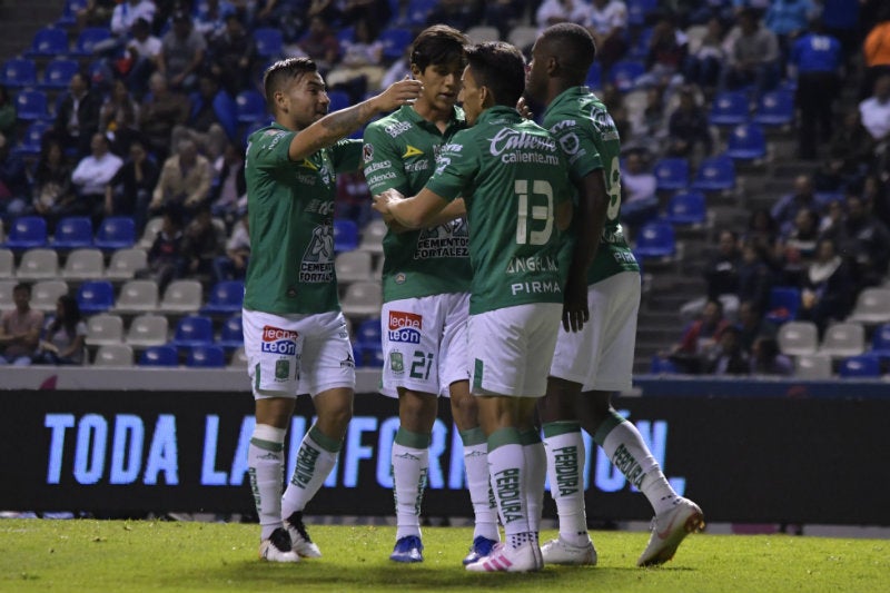 Jugadores de León festejan un gol