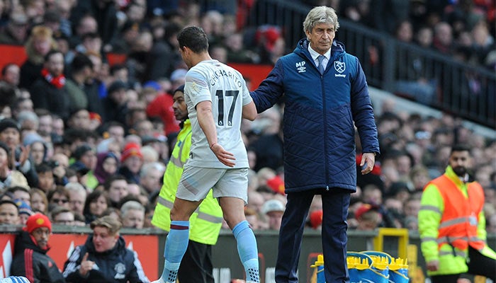 Chicharito al salir de cambio en Old Trafford