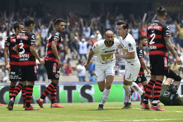 Carlos González celebra su anotación con Pumas 