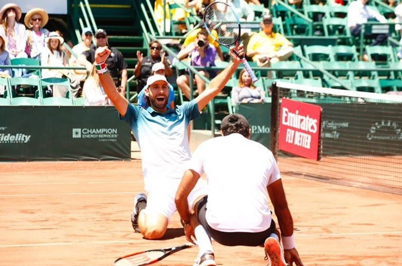 TWITTER @gonzalezsanty Santi y su compañero celebran triunfo