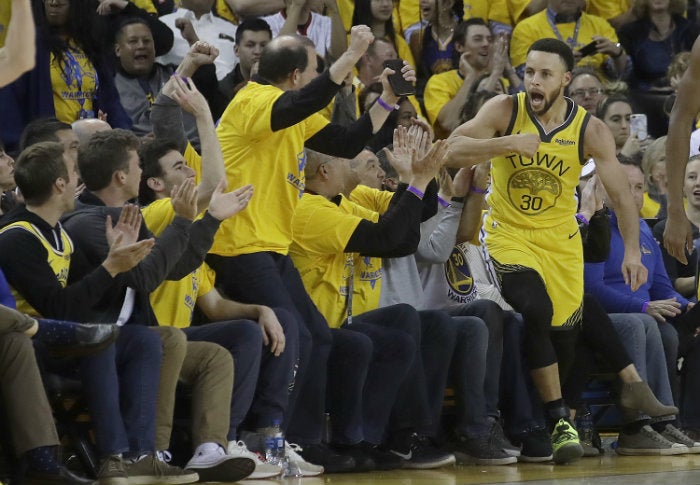 Curry festejando una canasta 