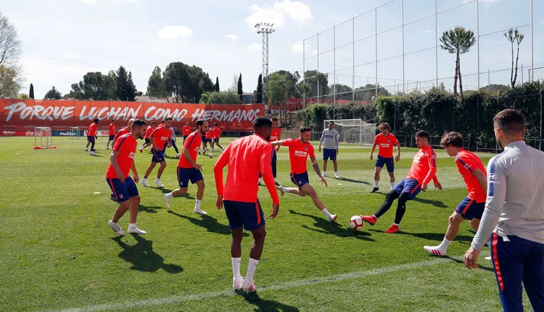 Jugadores del Atlético durante el entrenamiento