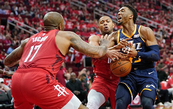 La defensa de Houston hace su trabajo con Donovan Mitchell