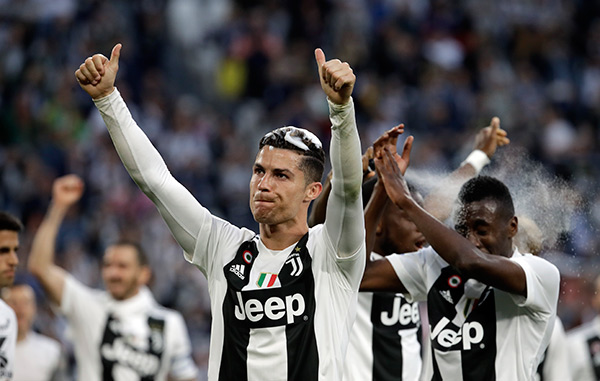 Cristiano Ronaldo celebra con la afición 