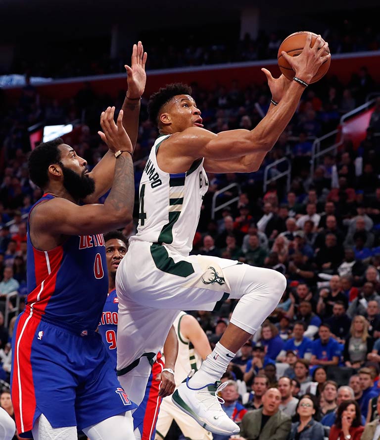 Giannis Antetokounmpo realiza un salto para hacer una clavada