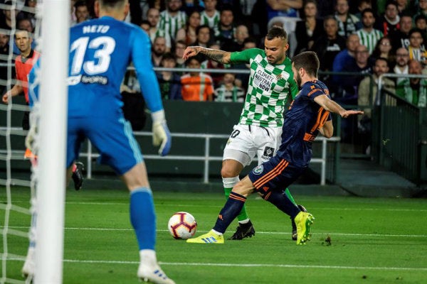 Jesé controla el balón en el partido