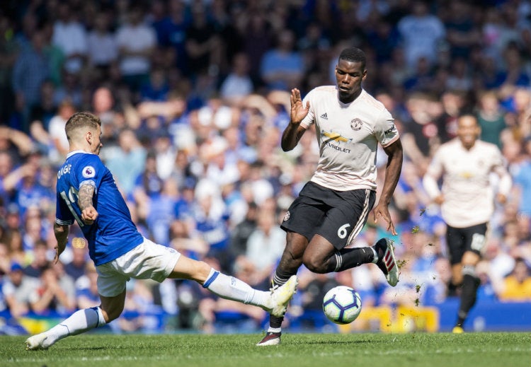 Lucas Digne intenta detener el ataque de Pogba