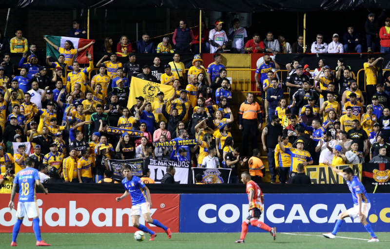 Aficionados de Tigres durante un duelo de Concachampions