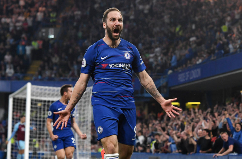 Gonzalo Higuaín festeja un gol con el Chelsea
