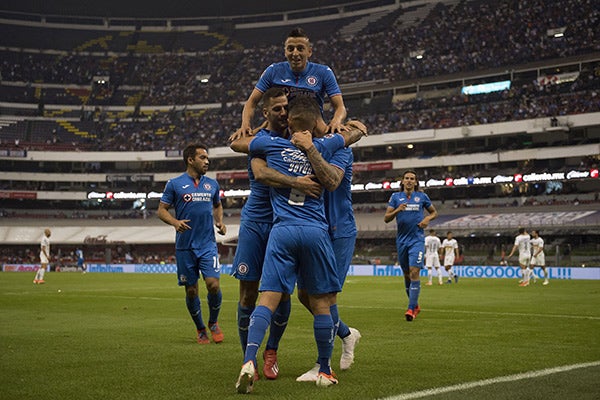 Jugadores de Cruz Azul celebra gol de Caraglio 