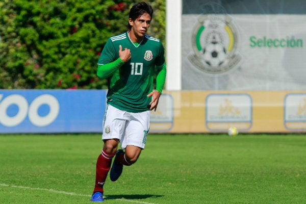 Macías durante un partido con el Tri Sub 20