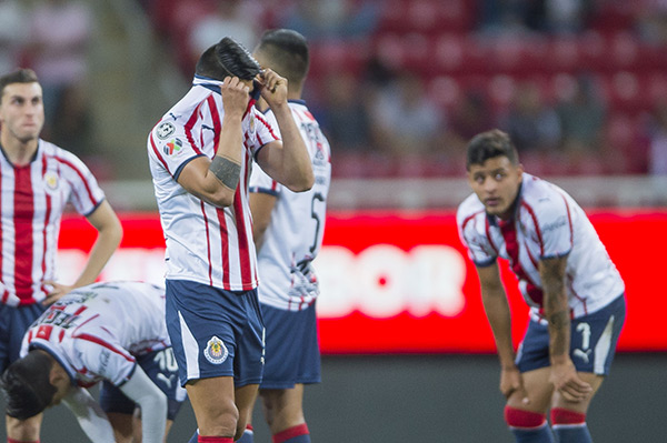 Jugadores de Chivas se lamentan tras derrota contra Puebla