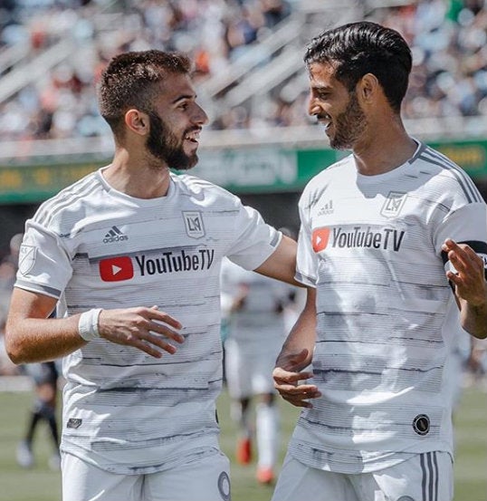 Diego Rossi y Carlos Vela festejan un gol el LAFC