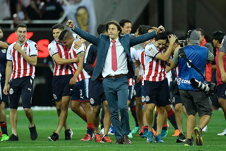 Almeyda celebra el triunfo de Chivas en Concachampions