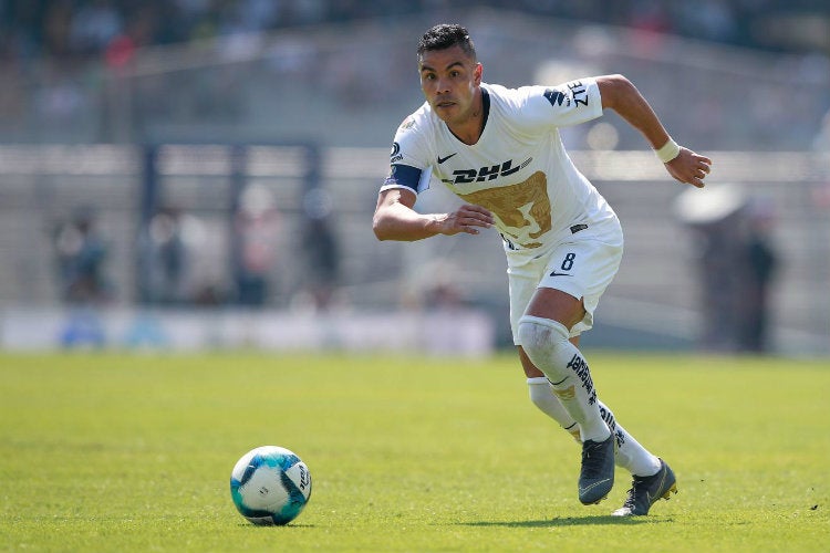 Pablo Barrera conduce el balón en el duelo contra Rayados