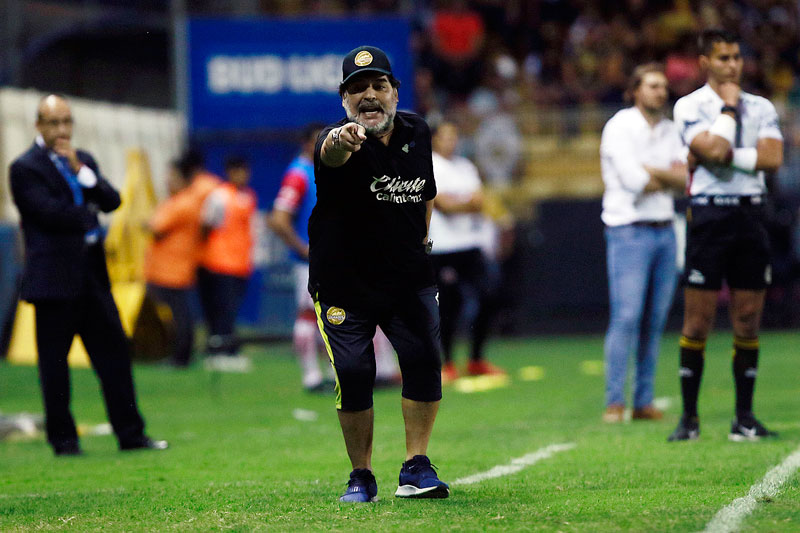 Maradona da indicaciones a sus jugadores en el Ascenso 