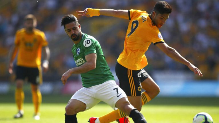 Jiménez pelea por el balón en partido de la Premier League