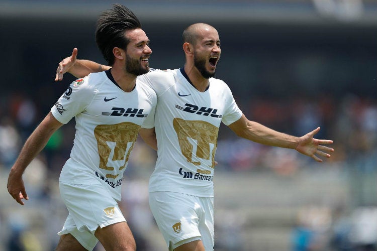 Carlos González festeja gol con Pumas