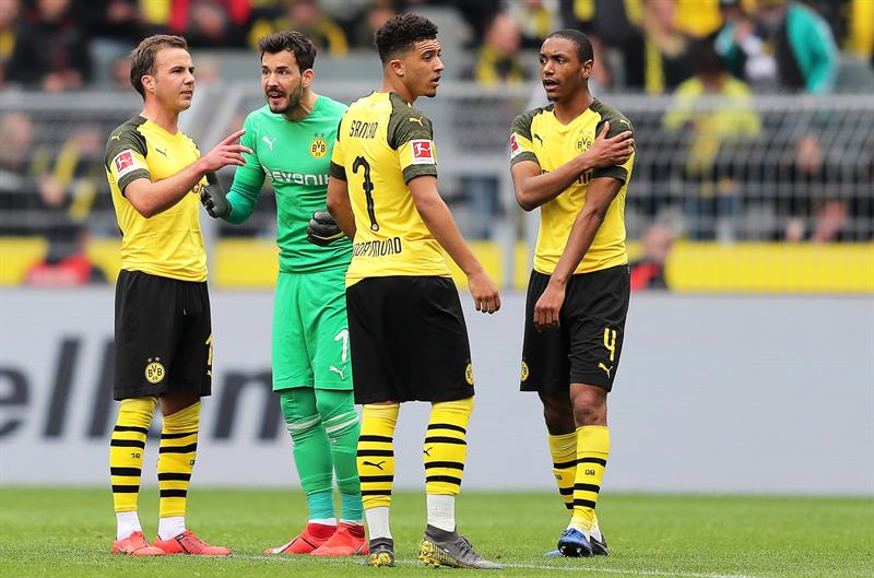 Jugadores de Dortmund platican en juego frente al Schalke