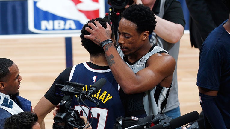 DeMar DeRozan abraza a Jamal Murray