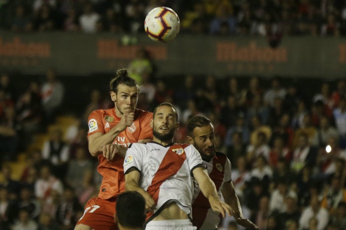 Bale pelea por el balón durante el partido