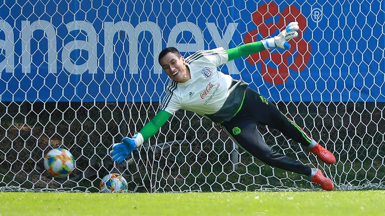 Ángel Alonzo en el arco de la Selección Mexicana