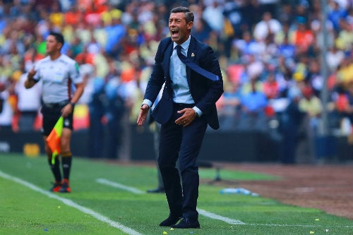 Caixinha durante un partido contra el América