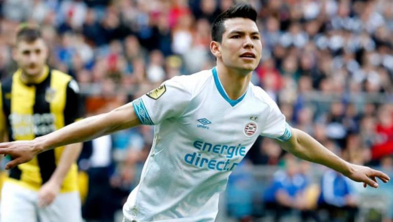 Lozano, en festejo de gol con el PSV